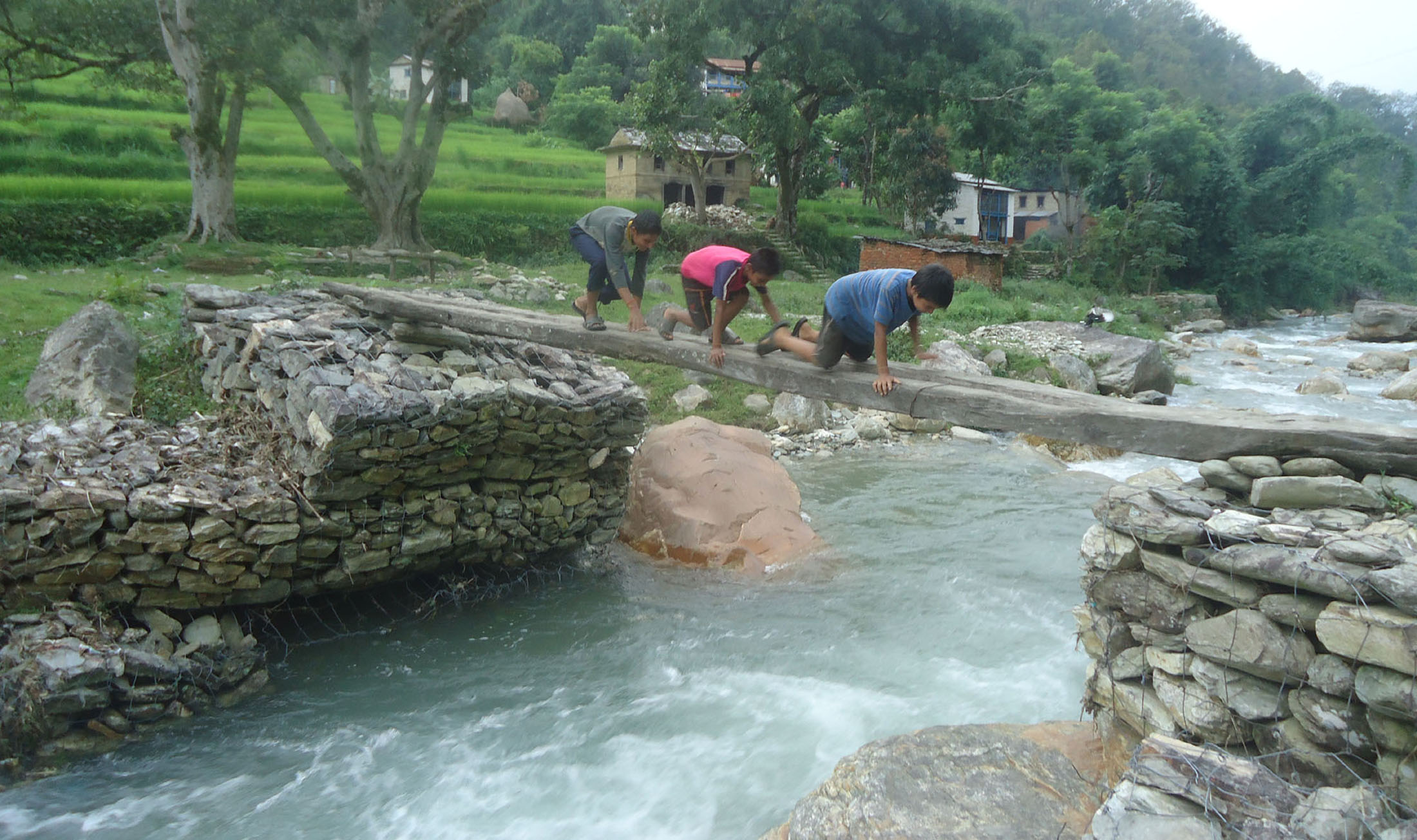 कस्ले सुन्ने नगरबासीका गुनासो ? पुल नहुँदा जोखिमपूर्ण यात्रा गर्नुपर्ने बाध्यता